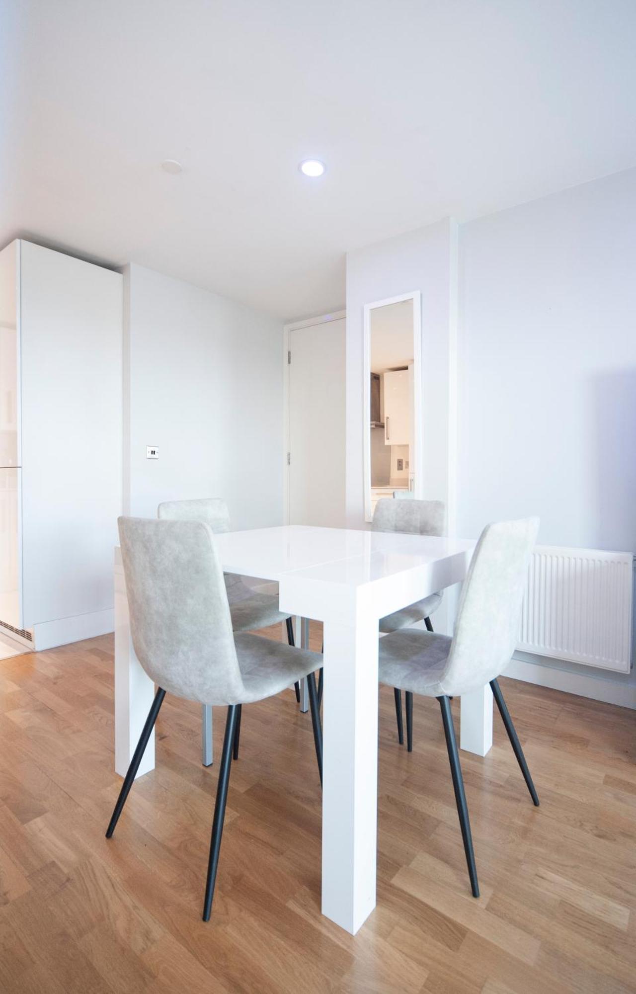 Top Floor Apt - 2 Bed/2 Bath + Private Balcony Лондон Экстерьер фото