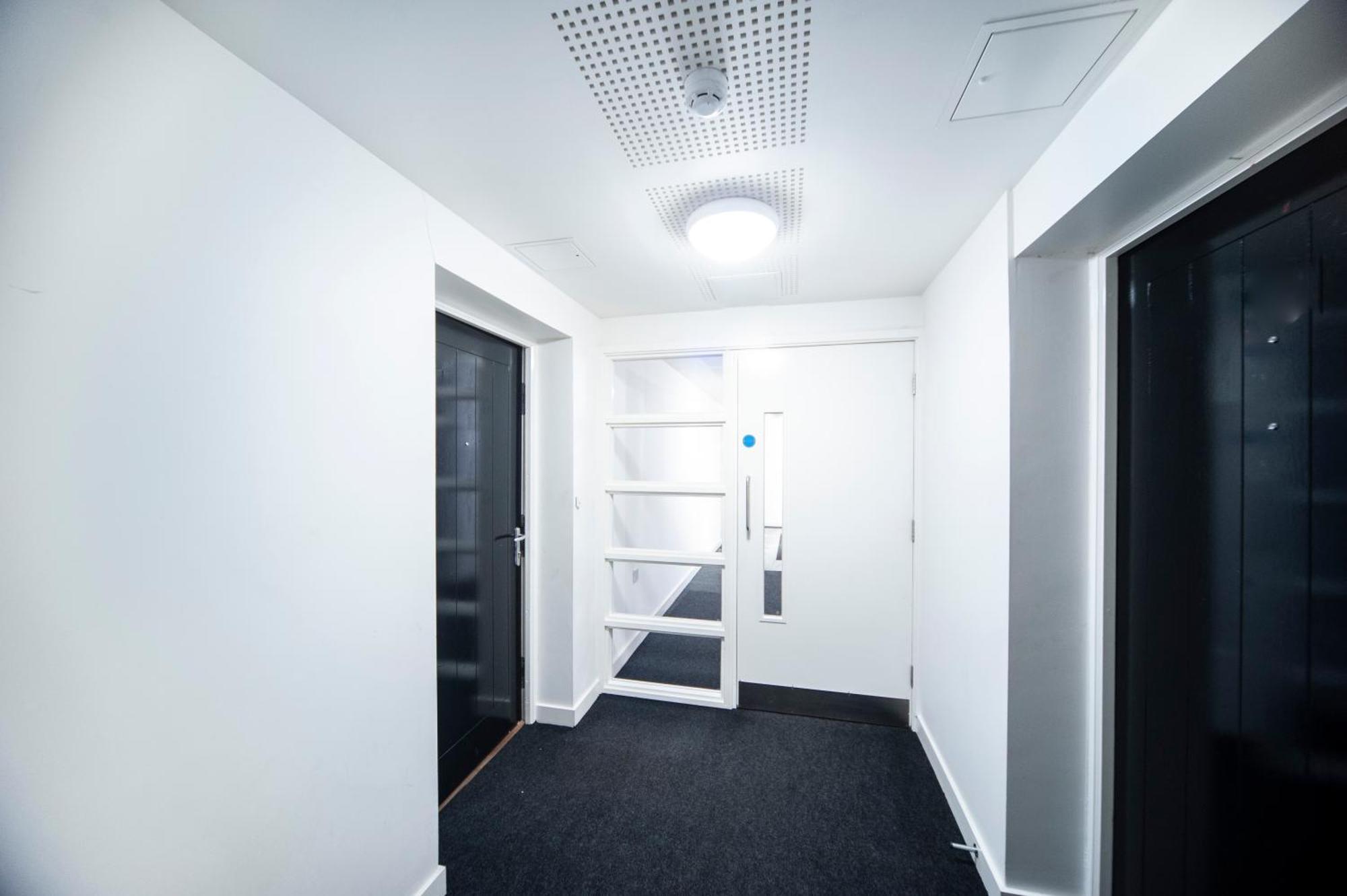 Top Floor Apt - 2 Bed/2 Bath + Private Balcony Лондон Экстерьер фото