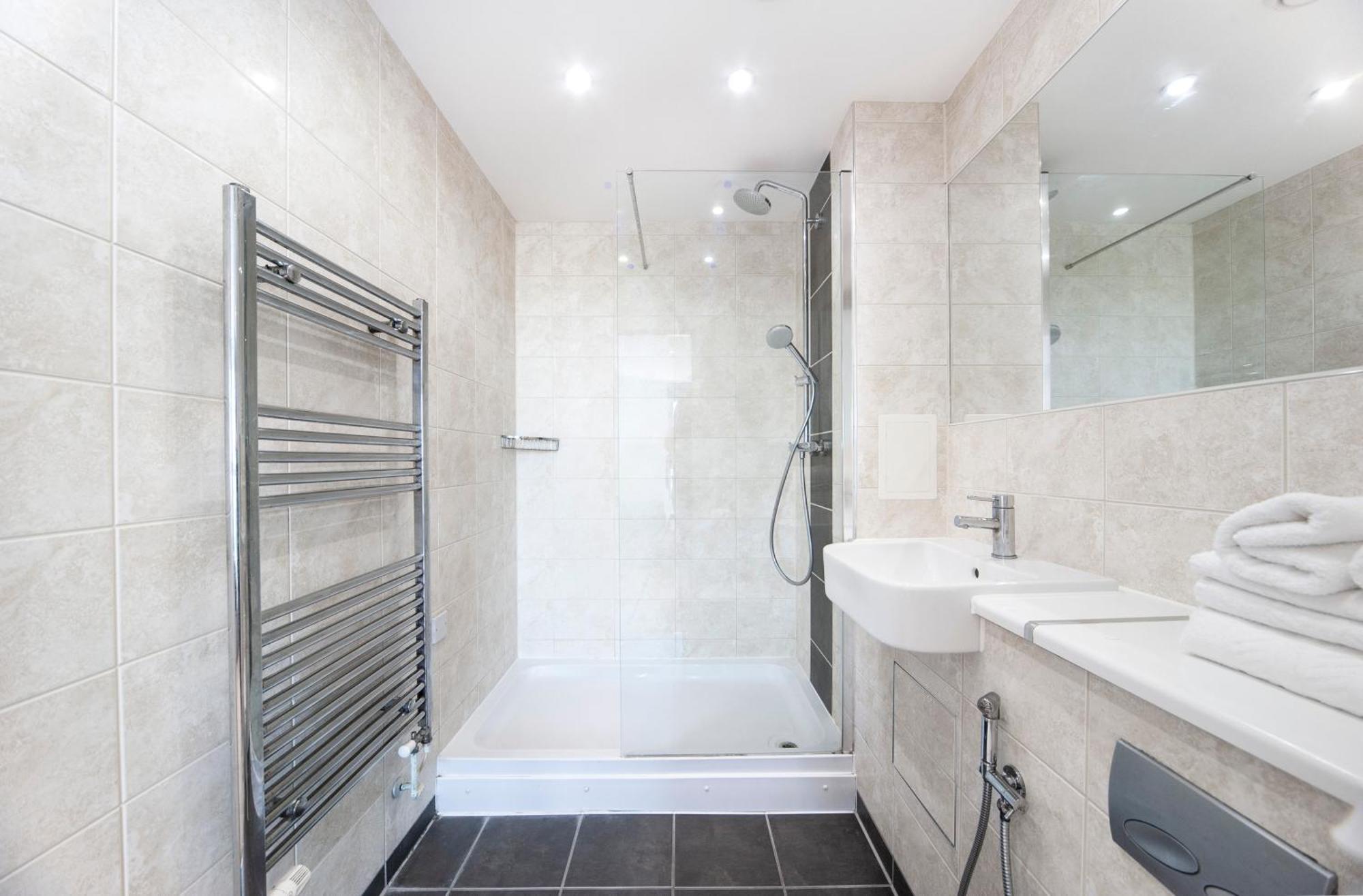Top Floor Apt - 2 Bed/2 Bath + Private Balcony Лондон Экстерьер фото