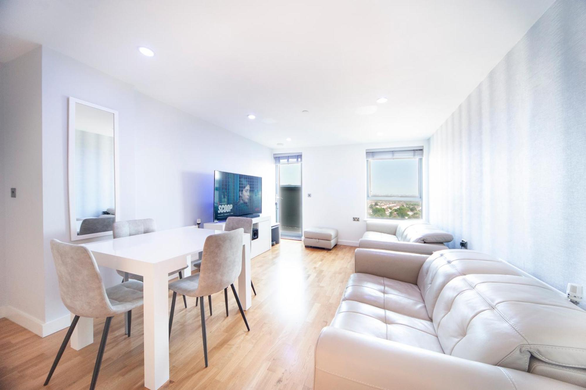 Top Floor Apt - 2 Bed/2 Bath + Private Balcony Лондон Экстерьер фото