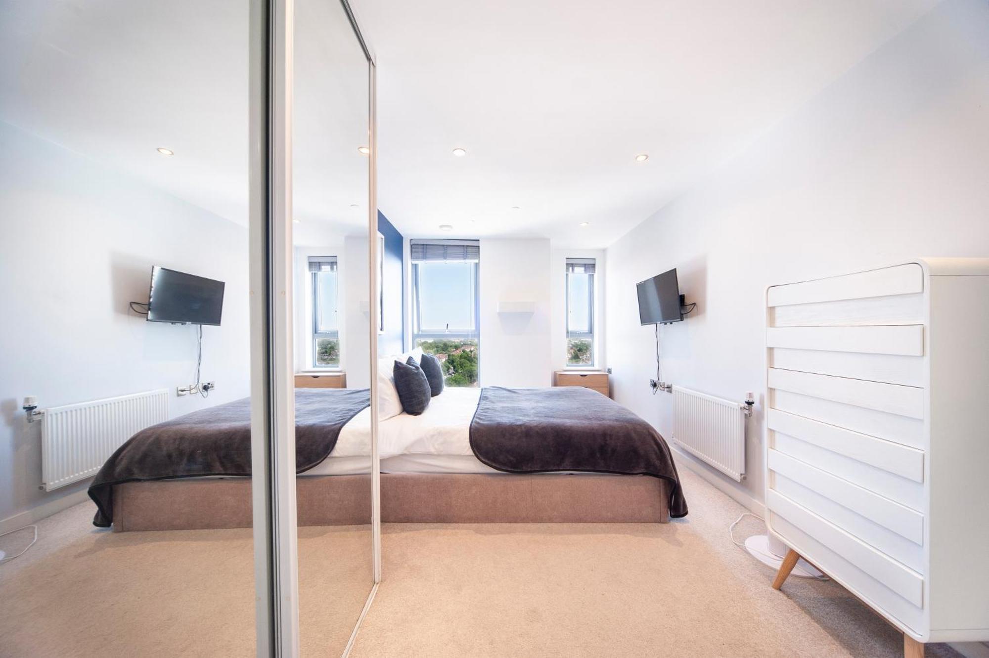 Top Floor Apt - 2 Bed/2 Bath + Private Balcony Лондон Экстерьер фото