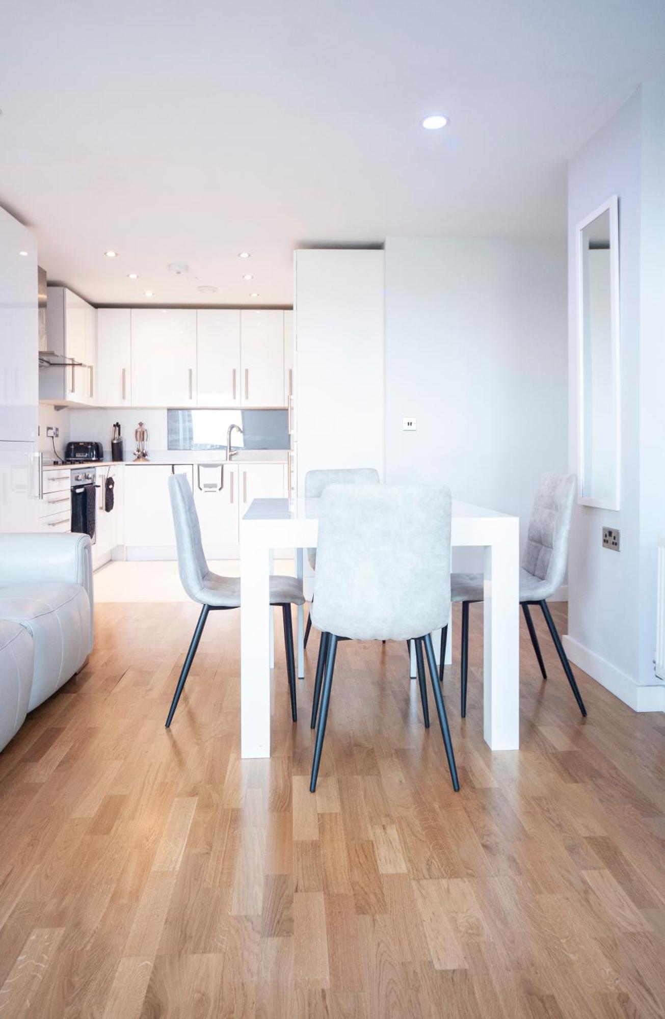 Top Floor Apt - 2 Bed/2 Bath + Private Balcony Лондон Экстерьер фото