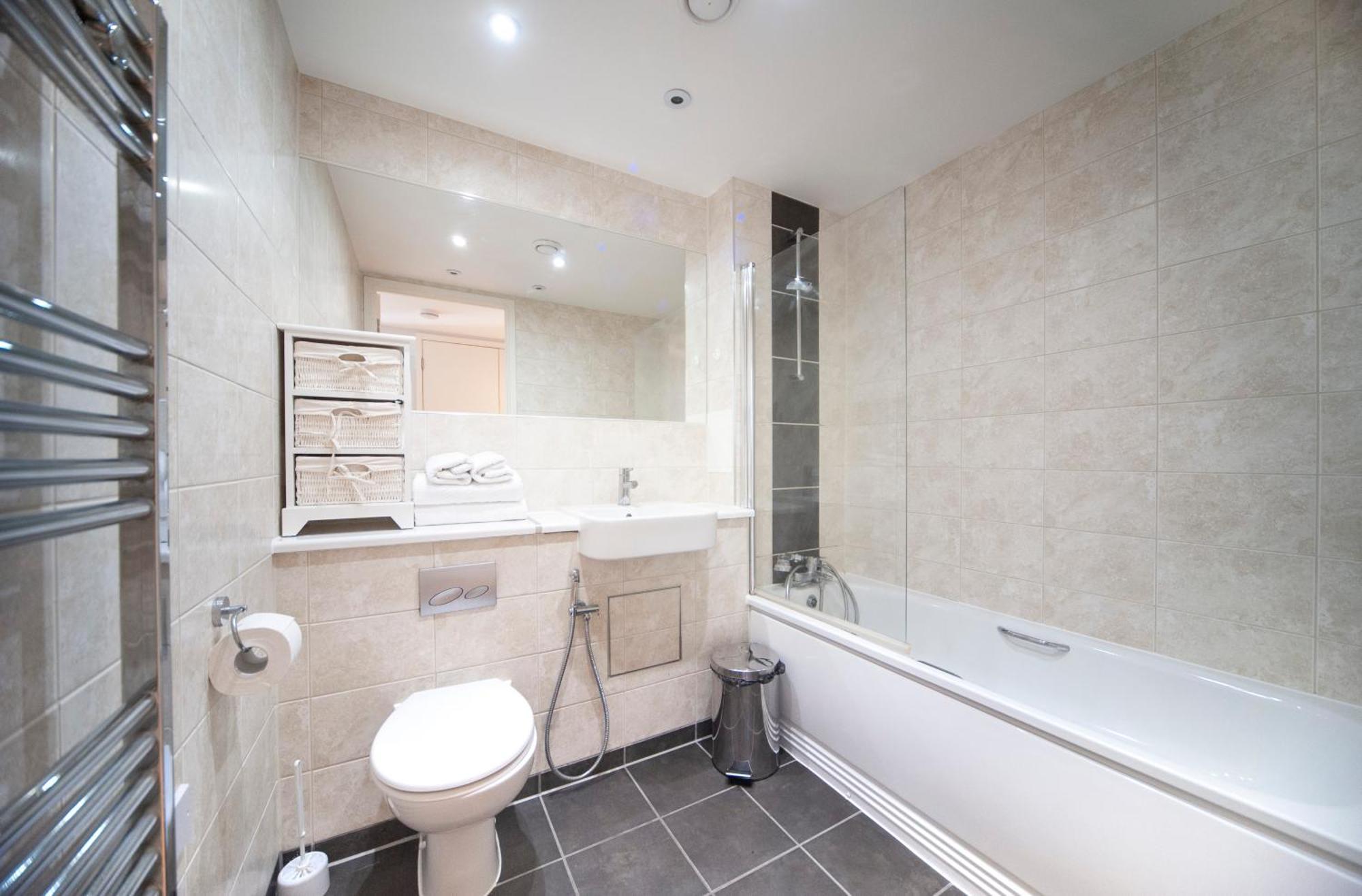 Top Floor Apt - 2 Bed/2 Bath + Private Balcony Лондон Экстерьер фото