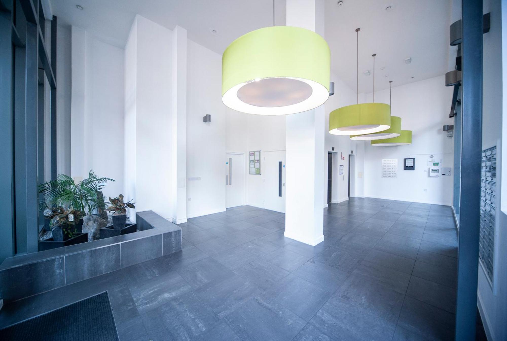 Top Floor Apt - 2 Bed/2 Bath + Private Balcony Лондон Экстерьер фото