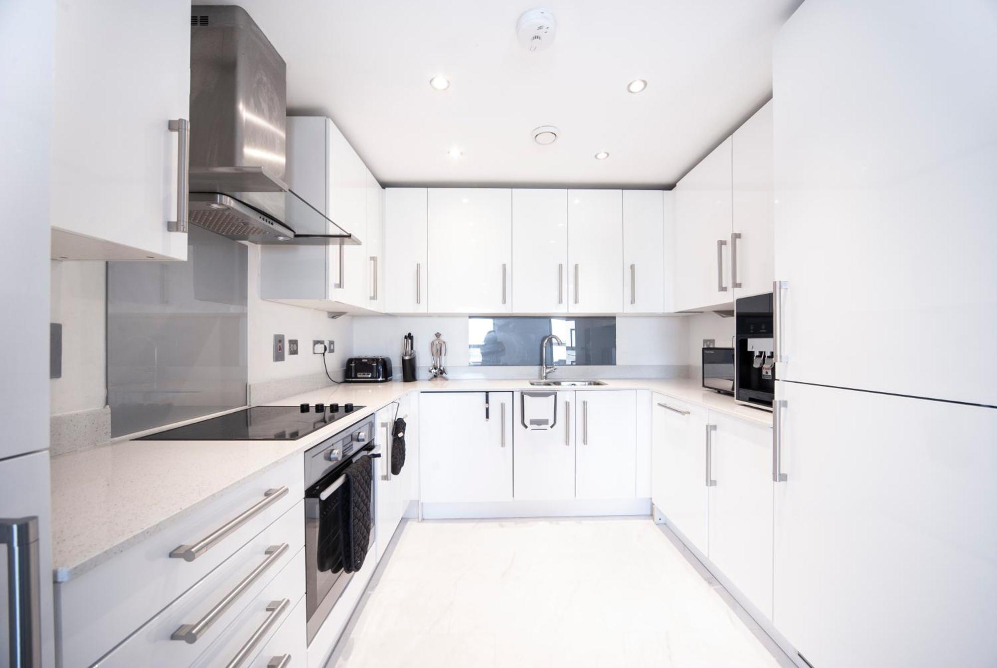 Top Floor Apt - 2 Bed/2 Bath + Private Balcony Лондон Экстерьер фото