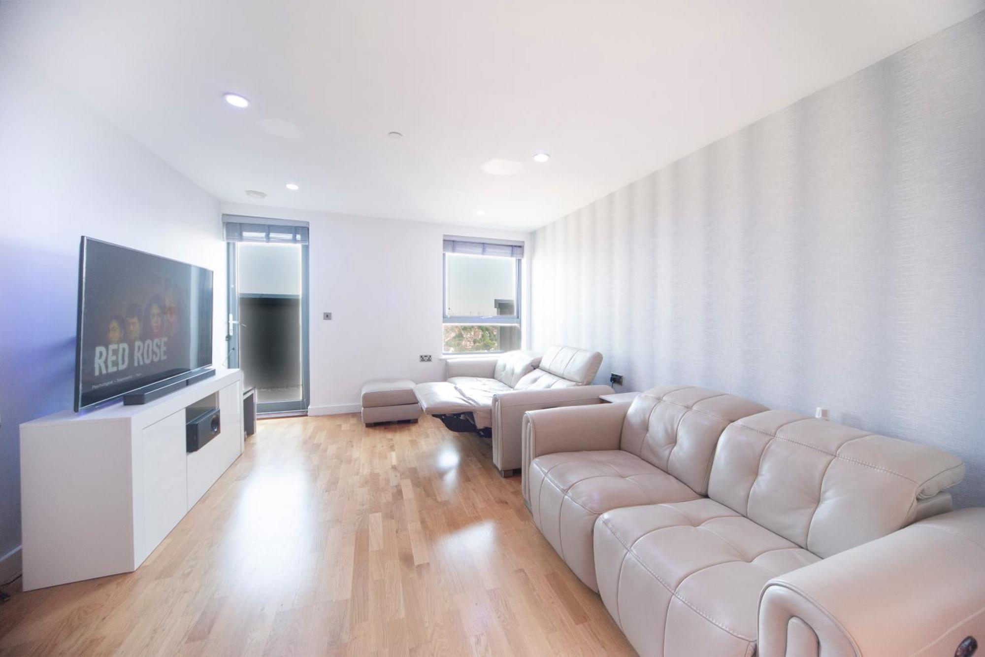Top Floor Apt - 2 Bed/2 Bath + Private Balcony Лондон Экстерьер фото
