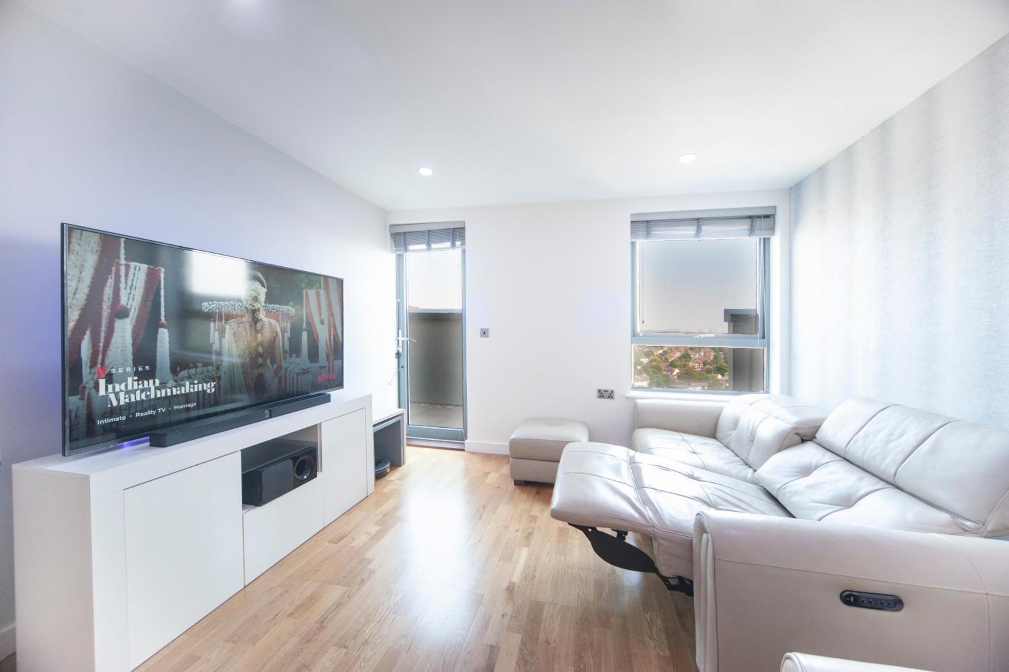 Top Floor Apt - 2 Bed/2 Bath + Private Balcony Лондон Экстерьер фото