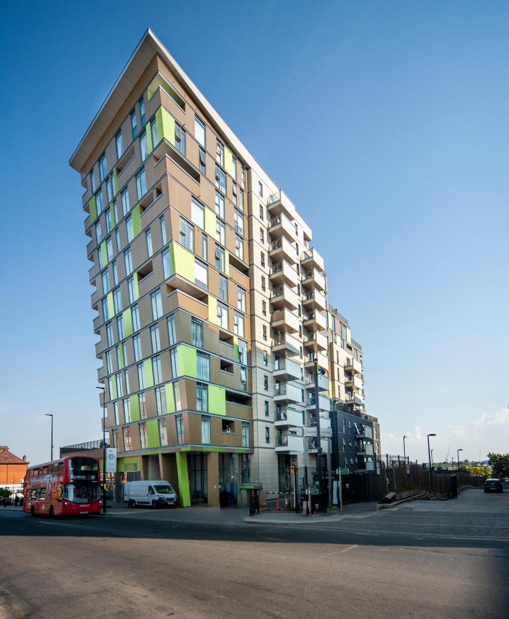 Top Floor Apt - 2 Bed/2 Bath + Private Balcony Лондон Экстерьер фото